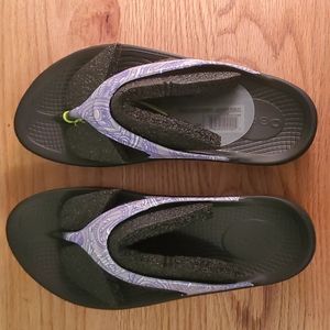 OOFOS OOlala Lavendar Paisley NWT 8